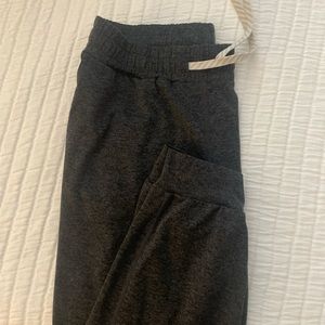 Vuori Performance Joggers in charcoal gray- like new